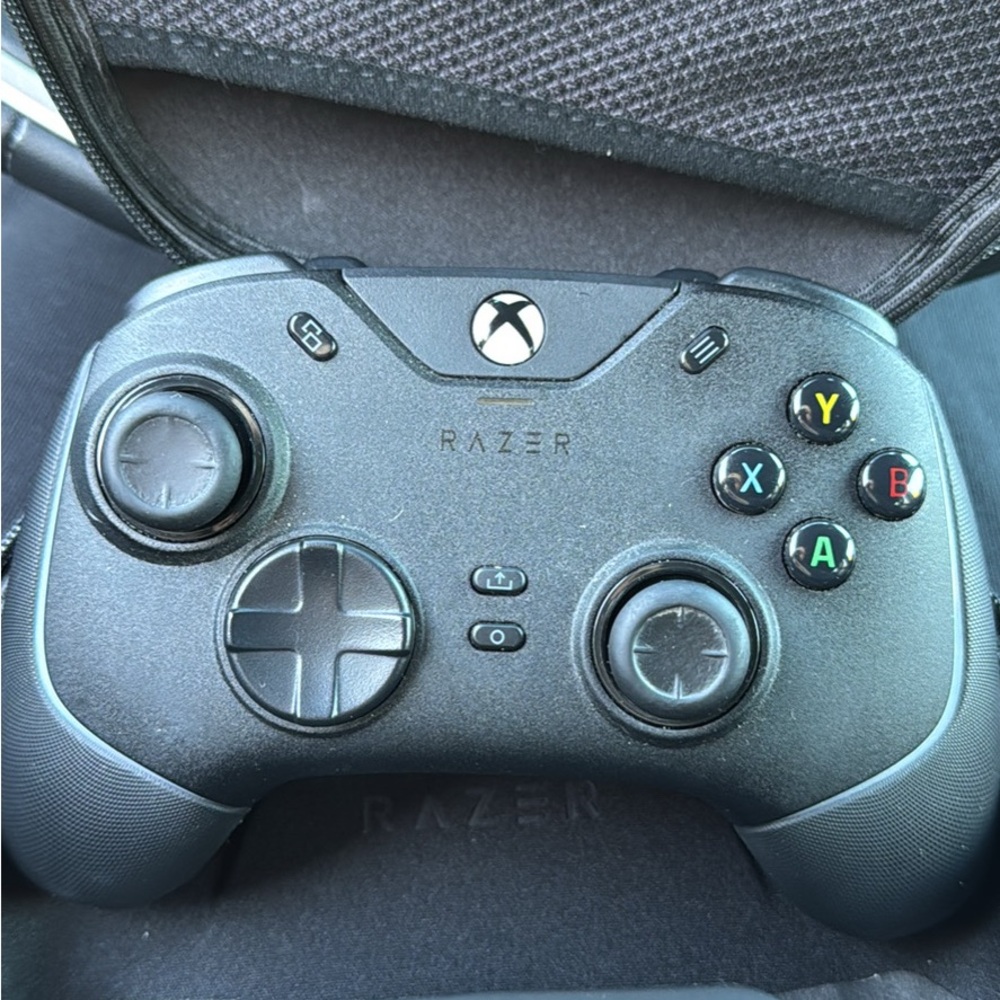 Razer Pro Gaming Controller - Metallic Silver Xbox Compatible